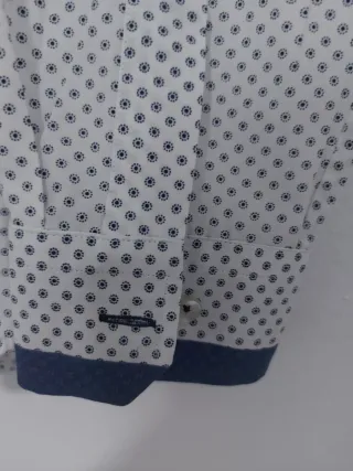Camisa estampada azul y blanca