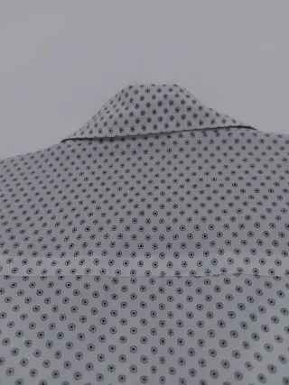 Camisa estampada azul y blanca