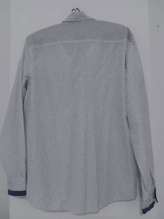 Camisa estampada azul y blanca