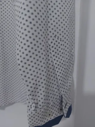 Camisa estampada azul y blanca