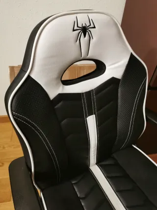 Sedia da gaming nera e bianca per scrivania