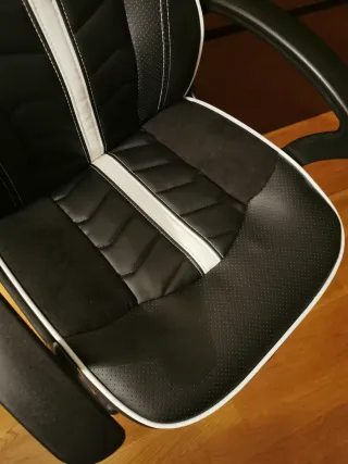 Sedia da gaming nera e bianca per scrivania