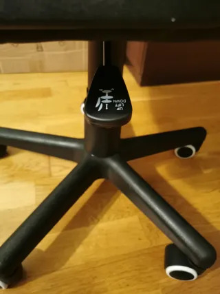 Sedia da gaming nera e bianca per scrivania