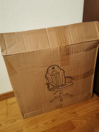 Sedia da gaming nera e bianca per scrivania