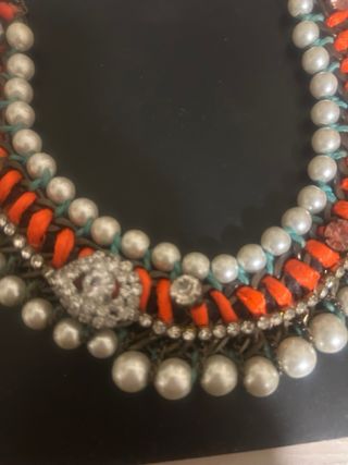 Collana perle e dettagli arancio