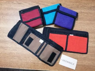 Cartera de tela marrón, azul, roja...