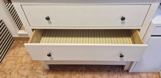 Comoda cajonera blanca.