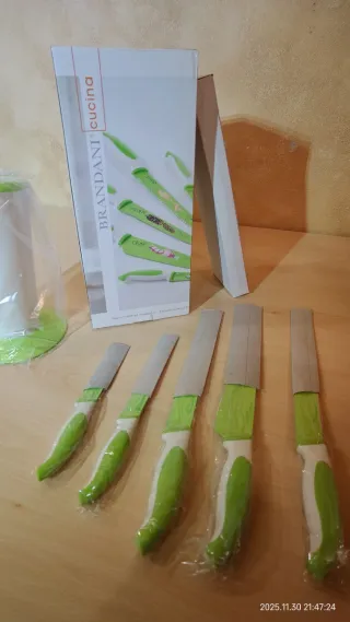 Ceppo bicolore con 5 coltelli cucina Brandani