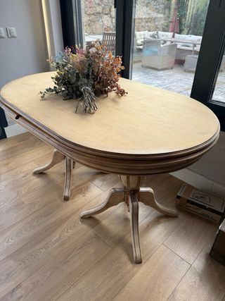 Mesa de comedor ovalada de madera