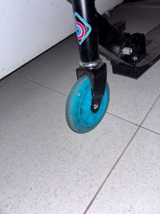Patinete infantil con ruedas azules, se iluminan