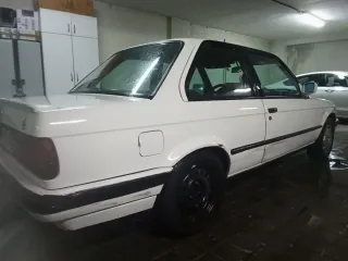 BMW Serie 318 is E30