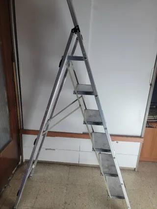 Escalera plegable de aluminio