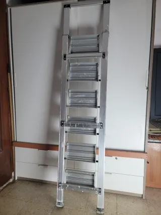 Escalera plegable de aluminio