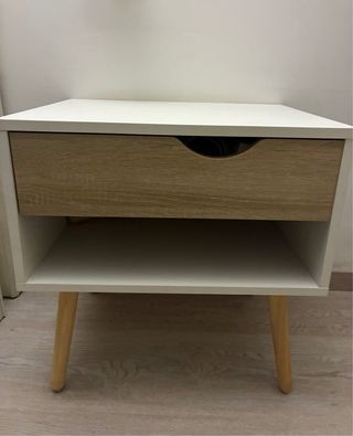 Mueble de habitación blanco y madera. Mesita noche