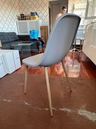 Juego de 4 sillas de plástico y madera