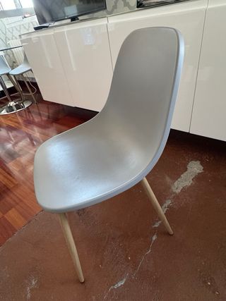 Juego de 4 sillas de plástico y madera