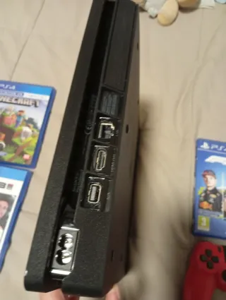 PS4 Slim Negra + Mando y 3 Juegos