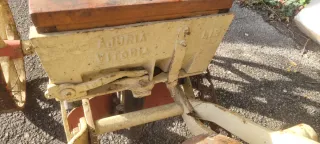 Arado antiguo de madera y metal