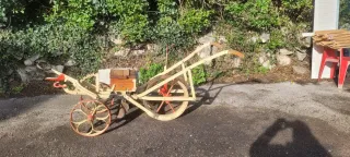 Arado antiguo de madera y metal