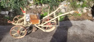 Arado antiguo de madera y metal