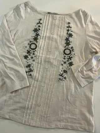 Blusa blanca con bordado floral