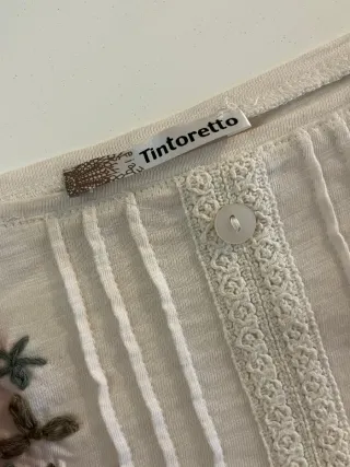 Blusa blanca con bordado floral