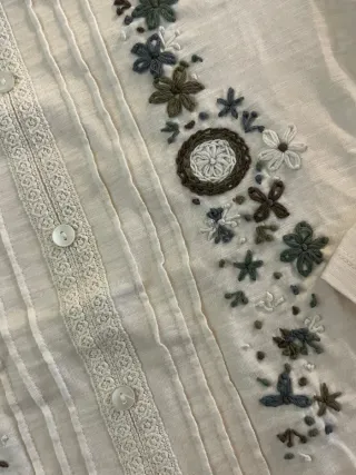 Blusa blanca con bordado floral