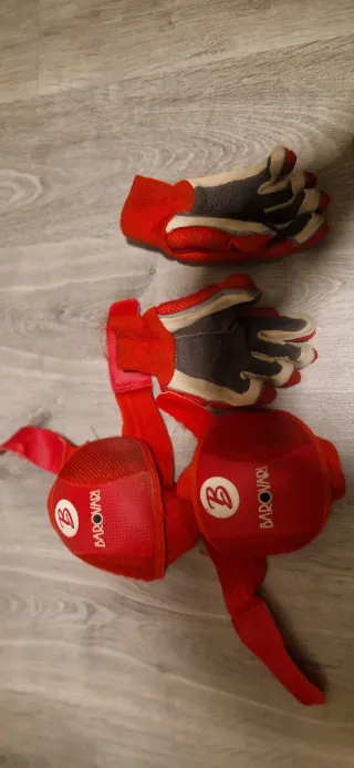 Guantes y rodilleras rojas hockey patines BAROVARI