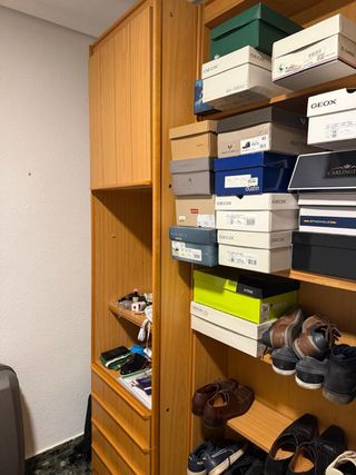 Armario de madera, cama y mesa incluida