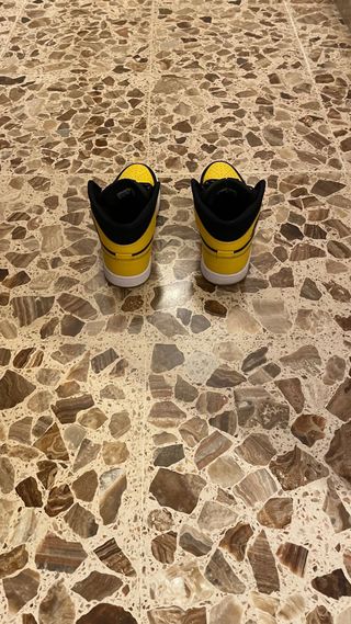 Nike Air Jordan 1 Mid Negro Amarillo