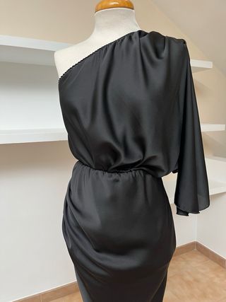 Vestido fiesta satén negro asimétrico
