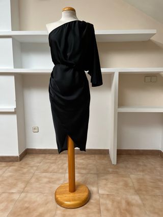 Vestido fiesta satén negro asimétrico