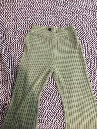 Pantalones acampanados de canalé Talla M