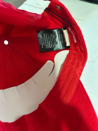 Cappellino Ferrari con firme autentiche