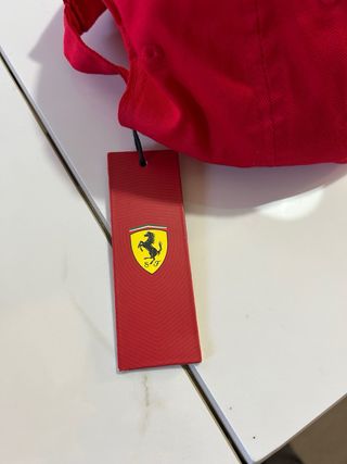 Cappellino Ferrari con firme autentiche