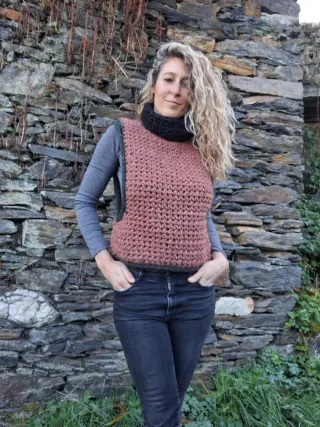 Chaleco lana crochet cuello alto