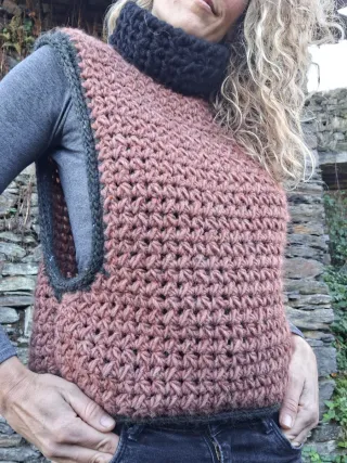 Chaleco lana crochet cuello alto