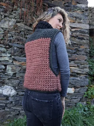 Chaleco lana crochet cuello alto