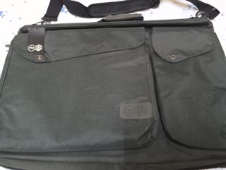 Porta trajes y zapatos Fila Verde Oliva.