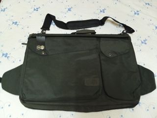 Porta trajes y zapatos Fila Verde Oliva.