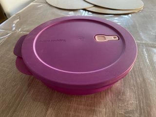 Tupper morado con tapa y divisiones