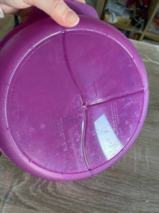 Tupper morado con tapa y divisiones