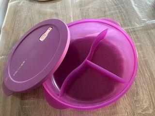 Tupper morado con tapa y divisiones