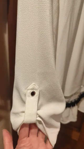 Blusa blanca con adornos