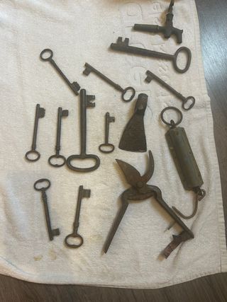Set di chiavi antiche e strumenti
