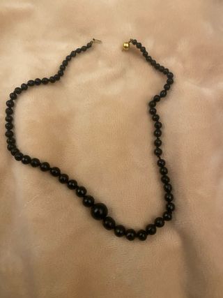 Collar de coral cubano negro con cierre de oro