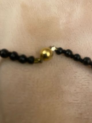 Collar de coral cubano negro con cierre de oro