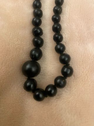 Collar de coral cubano negro con cierre de oro