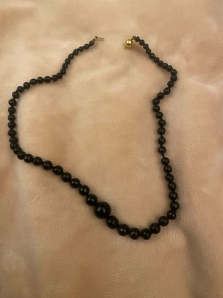 Collar de coral cubano negro con cierre de oro