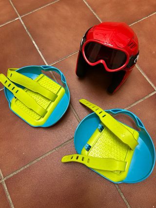 casco esqui con gafas y patines para la nieve